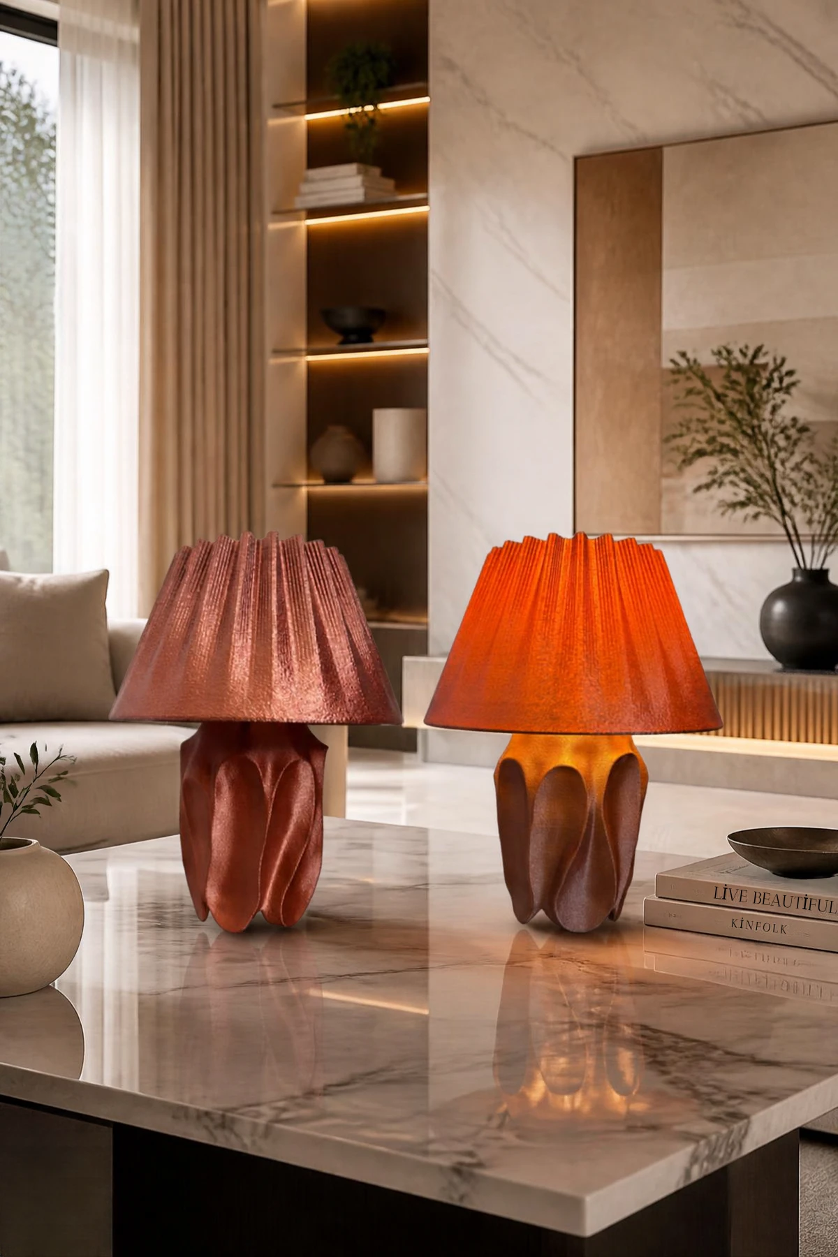 Mermer sehpa üzerinde yan yana iki Aura Copper Red lamba, solda kapalı, sağda açık