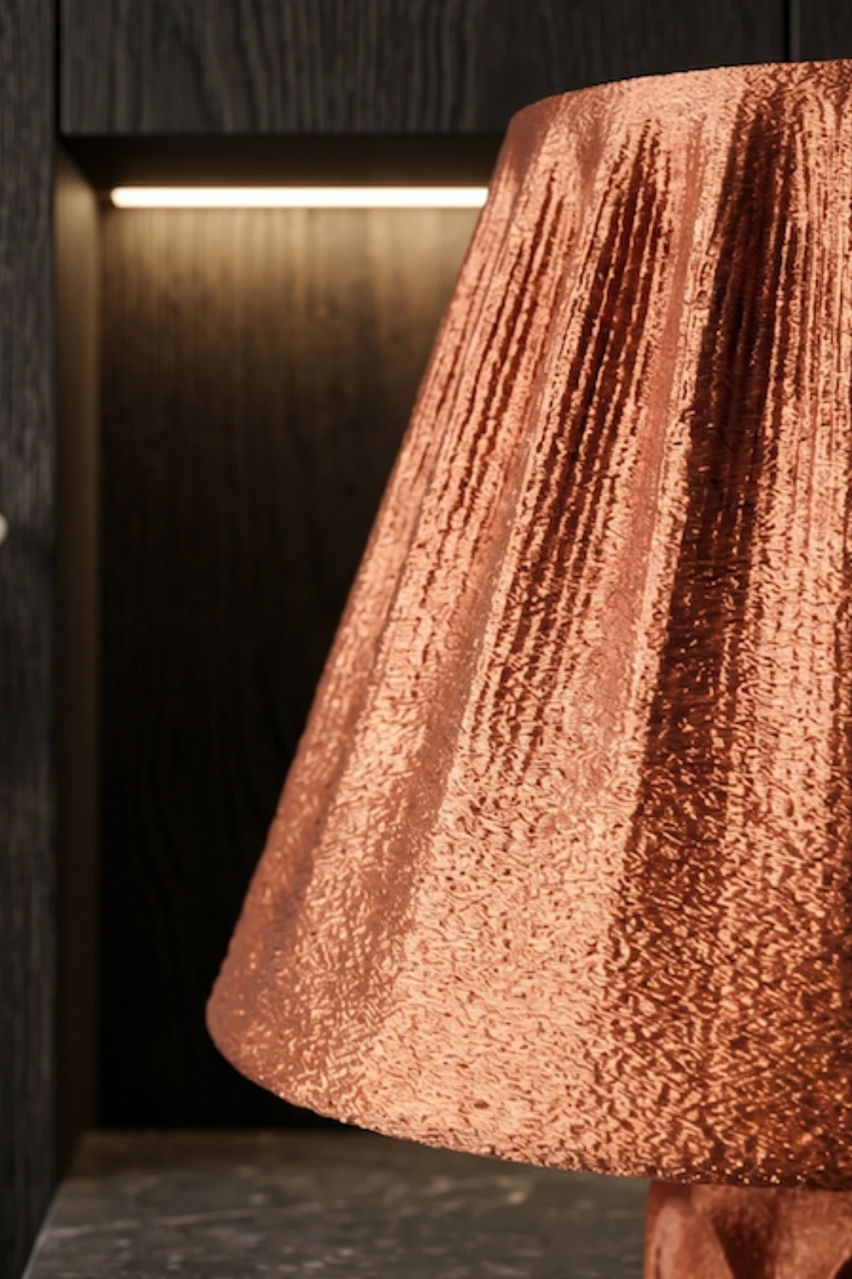 Aura Copper Red pilili başlığın yakın plan kızıl bakır doku detayı, koyu ahşap raf önünde