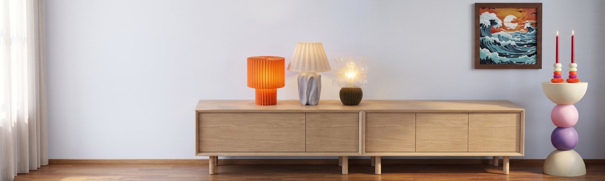 Ahşap konsol üzerinde turuncu Retro, Aura Stone ve FLORA lambalar; duvarda dalga tablosu