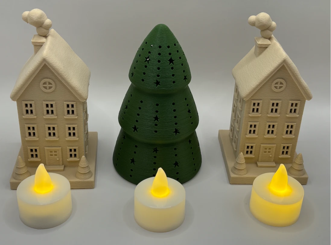 Set içeriği: krem iki ev, haki çam ağacı ve üç Tea Light LED mum