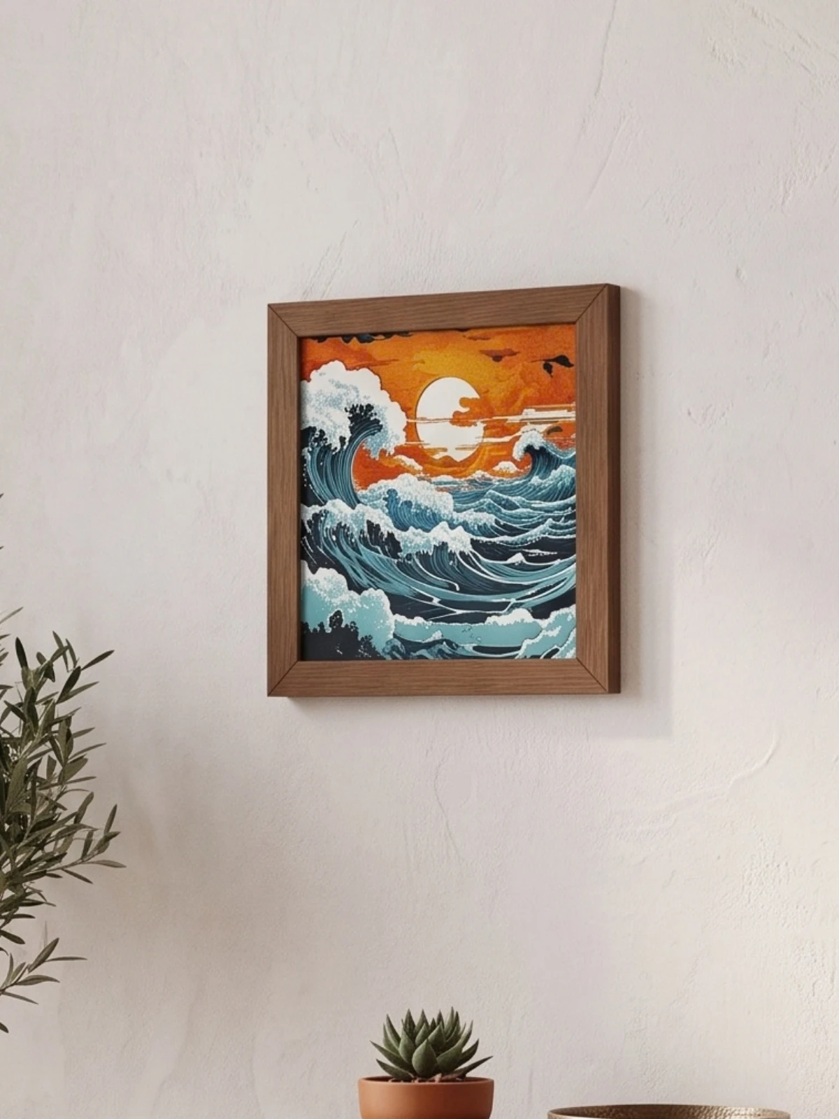 Turuncu gökyüzü, beyaz güneş ve mavi dalgalı NAMI tablosu, beyaz sıva duvarda