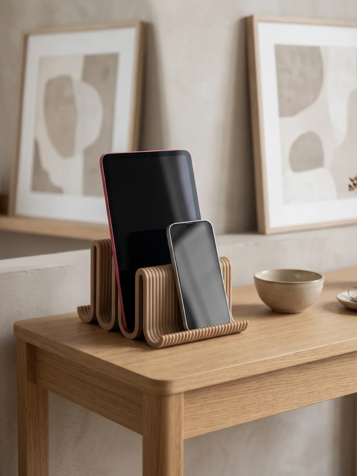 TRIO OAK dikey stand giriş konsolunda, yuvalarında tablet ve telefon (cihazlar dahil değildir)