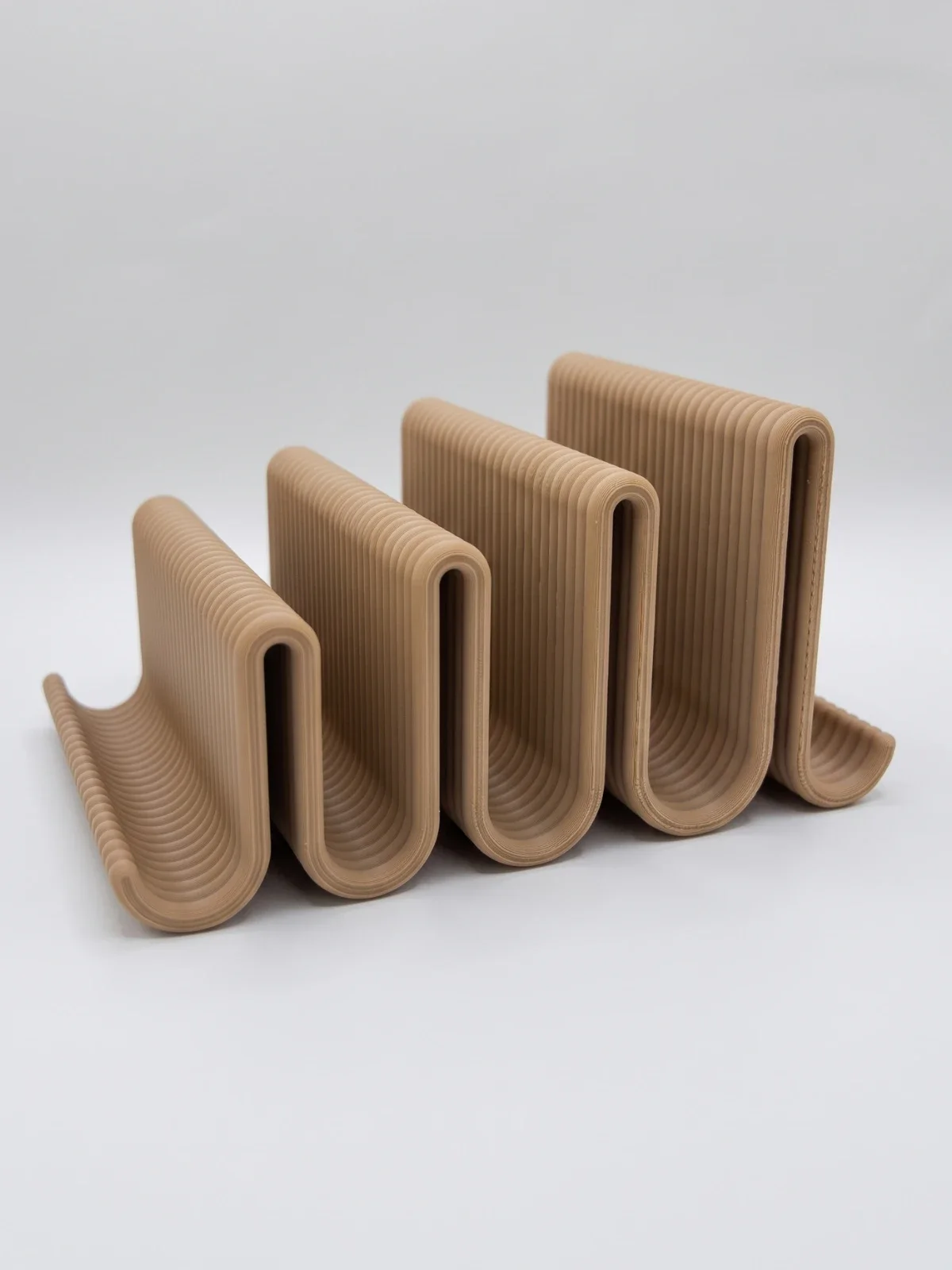 Boş TRIO OAK dikey stand açık zeminde, 3 yuva ve dalgalı form